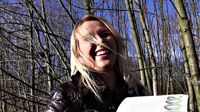 блондинка раздвигает ноги за бабки прямо среди деревьев