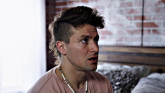 сводный брат жарит свою возбужденную сводную сестру в спальне