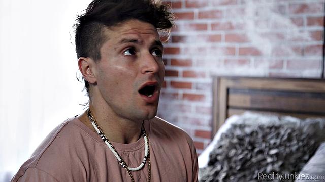 сводный брат жарит свою возбужденную сводную сестру в спальне