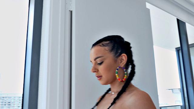 Две развратные бестии устраивают мокрый лесбийский трах