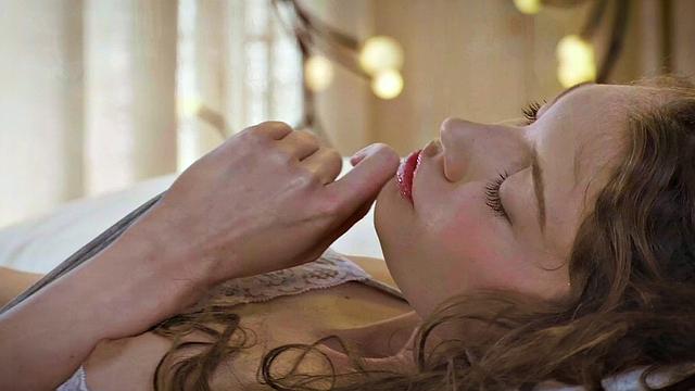 Watch as this American hottie gets her pussy licked in various positions while wearing long socks and reverse cowgirl riding her man doggystyle