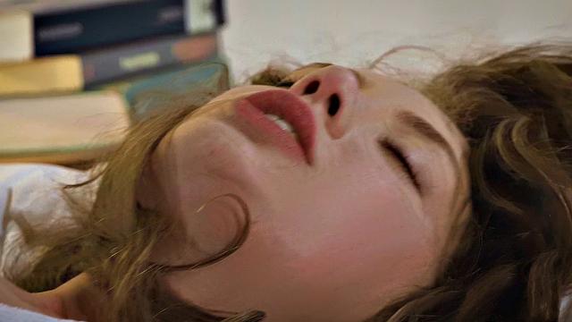 Watch as this American hottie gets her pussy licked in various positions while wearing long socks and reverse cowgirl riding her man doggystyle