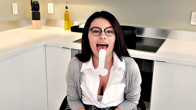 страстная латинка дрочит фантазируя на кухонной столешнице