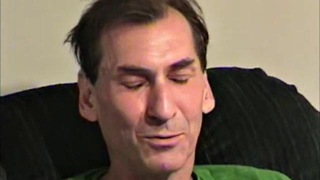 Высокий бывший зэк жаждет страсти после свободы