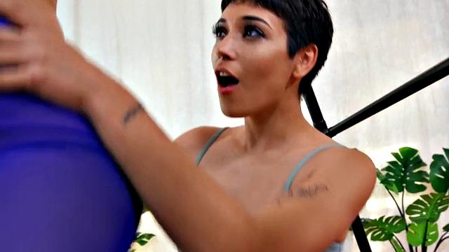 Lesbian gym babes lick and scissor after workout
