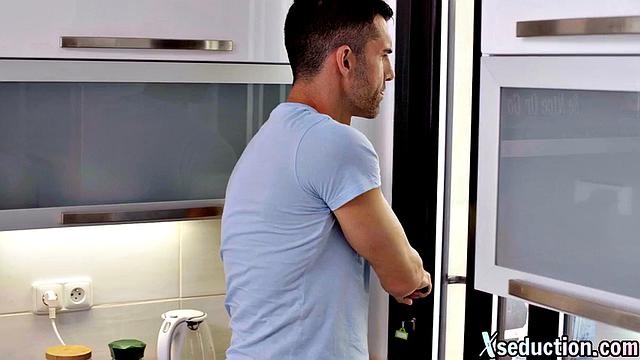 Блондинка с аппетитной фигурой трахается с парнем на камеру, глубокое проникновение и страстный минет.