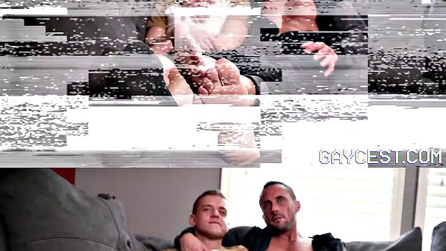 заперлись дома - друг не сдерживает страсть к его члену