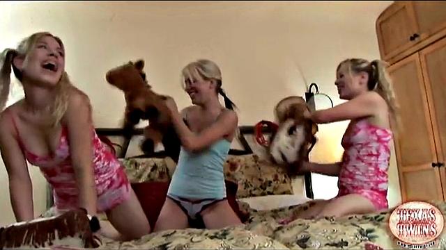 Texas Twins with lesbian friend Lick Pussy