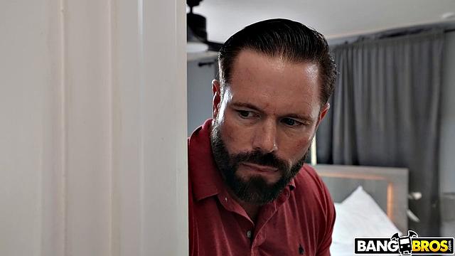 Хлоя Купер трахается с отчимом в душе и гостиной, получает сперму в рот от GI Joey.