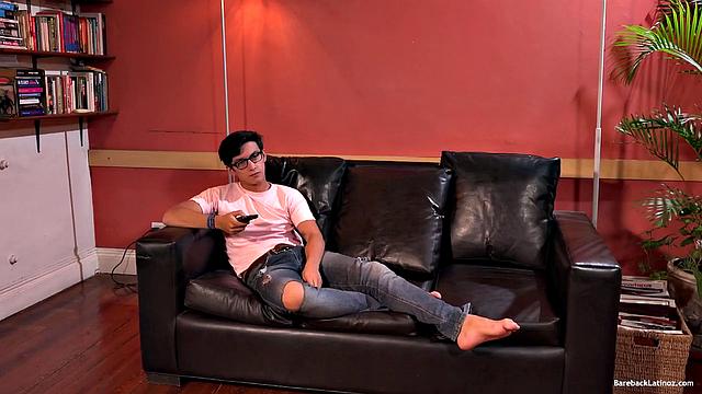 Винсент получает минет и трахается с Фрэнсисом без гондона на диване