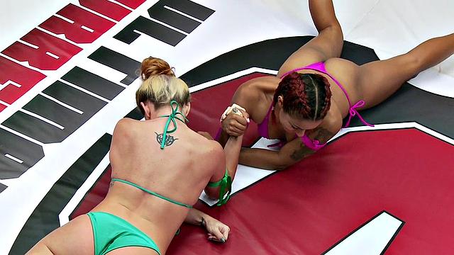 Facesitting wrestler defeats loser with her hairy pussy