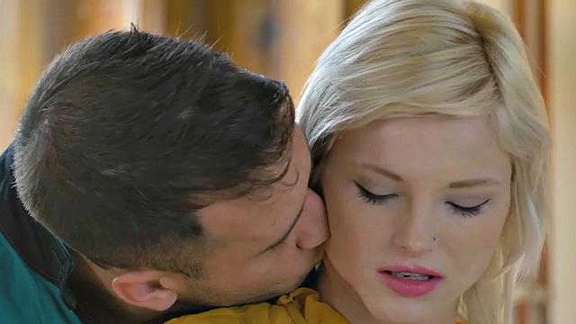 стройная секретарша сосёт шефу и трахается с ним в офисе