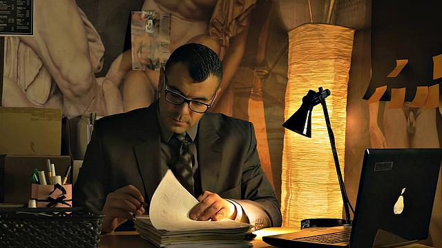 британские барменши развлекают инспектора сочным лесби-шоу