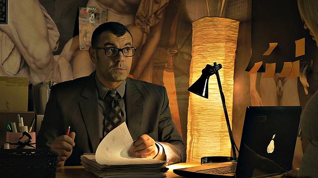 британские барменши развлекают инспектора сочным лесби-шоу