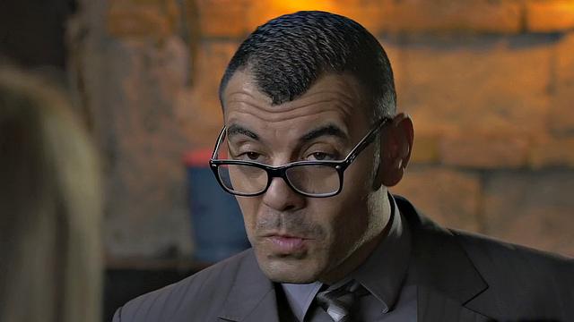 британские барменши развлекают инспектора сочным лесби-шоу