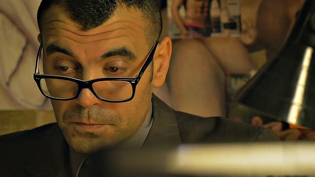 британские барменши развлекают инспектора сочным лесби-шоу