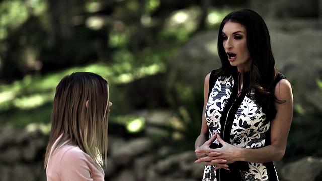 Lez stepmom seduces stepdaughter in lesbian sex