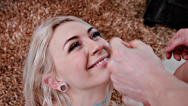 блондинка с заклеенным ртом получает жёсткий трах во время переезда