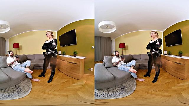 Софи Вега забила на кисточки - захотела настоящий хуй