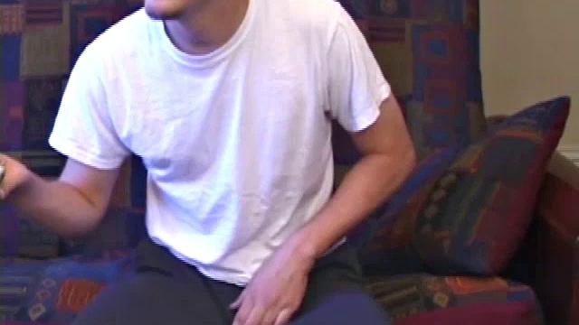 Итан дрочит так, что обычный захват ему не по кайфу - только извращённые трюки