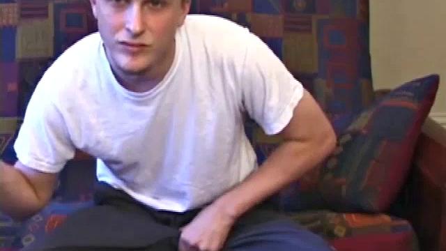 Итан дрочит так, что обычный захват ему не по кайфу - только извращённые трюки