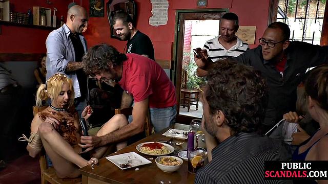 Худая блондинка получает порку и унижение в ресторане при всех.