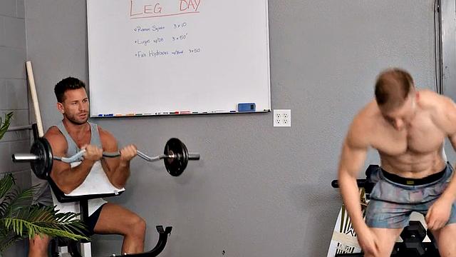 спортсмена поимели в зале и залили белком, прямо как в рекламе