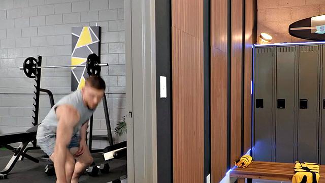 спортсмена поимели в зале и залили белком, прямо как в рекламе