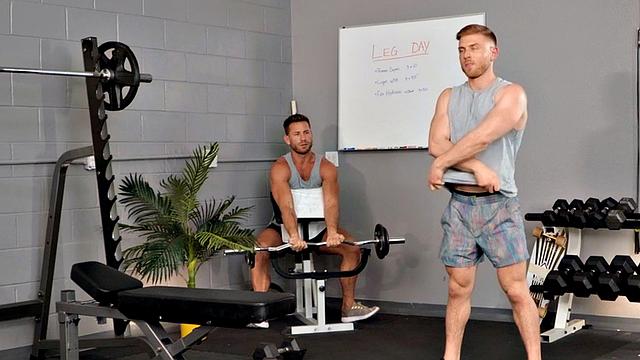 спортсмена поимели в зале и залили белком, прямо как в рекламе