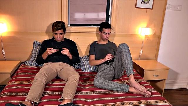 Феликс расслабился на языке, а Франсис показал, как кончает по-мужски