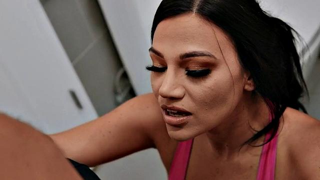 лаконичная латинка с аппетитной жопой сходу получает по полной в душе и на кровати