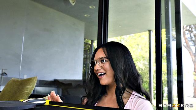 Соседка с большими сиськами увлеклась пинг-понгом и трахает с подругой прямо на кухне вместе с Xander Corvus, Morgan Lee и Lexi Victoria.