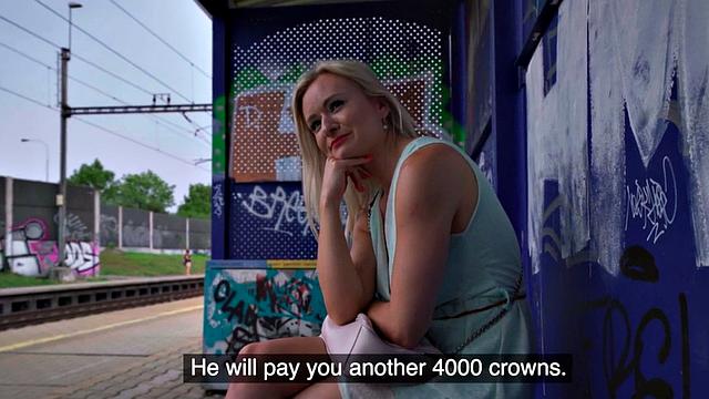 Бюстгальтерша ждала поезд, а оказалась на члене в парке после отсоса