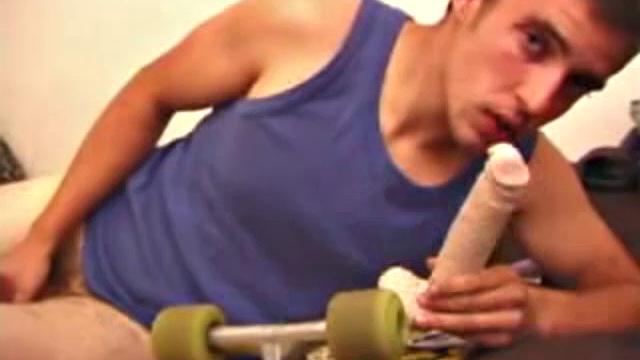 mica разминает задницу игрушками после каталки на скейте