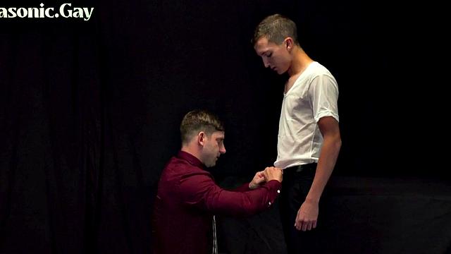 солидные папики в костюмах трахают смазанного твинка