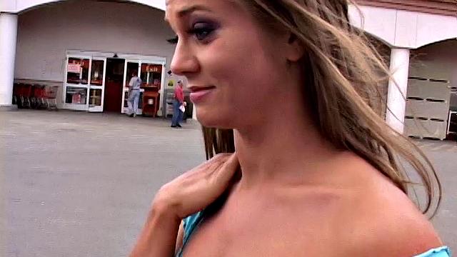 Рита облизывает толстый член и скачет на нём как дикая