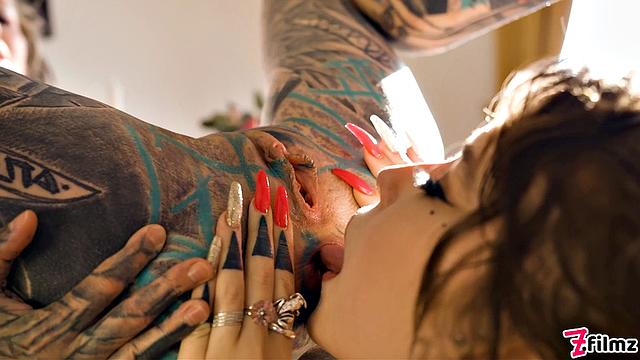 Anuskatzz squirts all over Eden