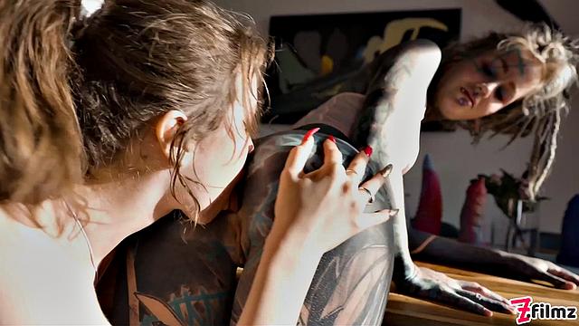 Anuskatzz squirts all over Eden