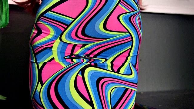 Сочная брюнетка трясет грудью и кайфует на камеру