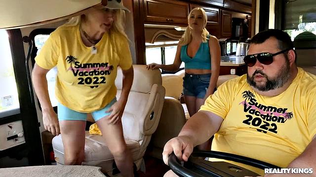 Блондинка Gia OhMy трахается с попутчиком в доме на колёсах, пока подруга снимает на видео.