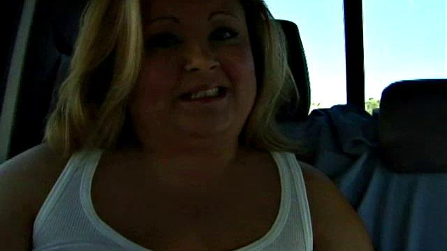 блондинка bbw в парке: деньги решают, подруга подождёт