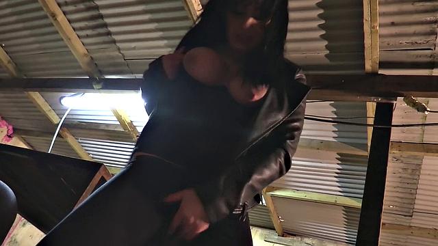 коп застукал маскированную воровку и жёстко её трахает