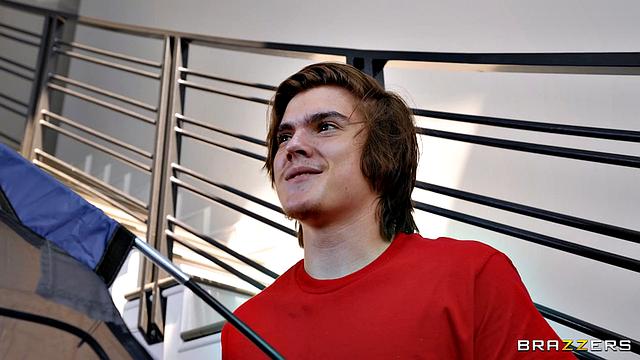 Две подруги устраивают глэмпинг и трахаются с отчимом и его сыном в доме друга, Lily Larimar и Penelope Kay охотятся на зрелого Jovan Jordan, пока Tyler Cruise участвует в групповом сексе.