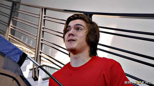 Две подруги устраивают глэмпинг и трахаются с отчимом и его сыном в доме друга, Lily Larimar и Penelope Kay охотятся на зрелого Jovan Jordan, пока Tyler Cruise участвует в групповом сексе.