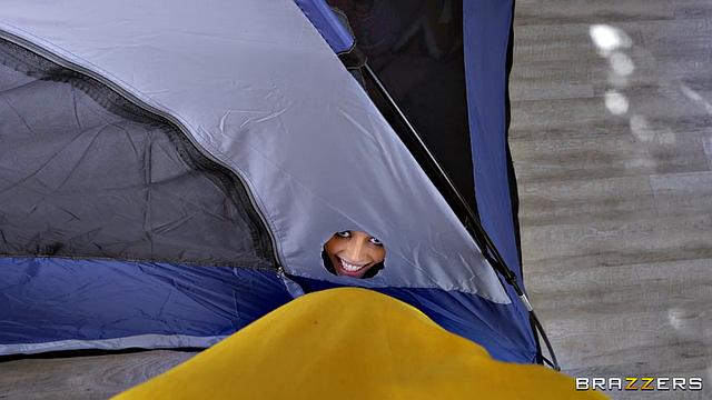Две подруги устраивают глэмпинг и трахаются с отчимом и его сыном в доме друга, Lily Larimar и Penelope Kay охотятся на зрелого Jovan Jordan, пока Tyler Cruise участвует в групповом сексе.