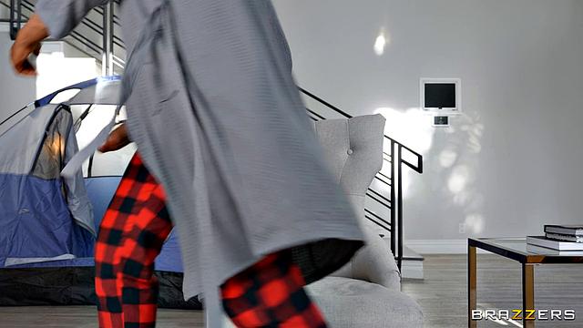 Две подруги устраивают глэмпинг и трахаются с отчимом и его сыном в доме друга, Lily Larimar и Penelope Kay охотятся на зрелого Jovan Jordan, пока Tyler Cruise участвует в групповом сексе.