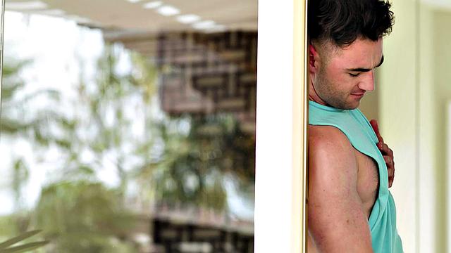 атлетичный красавчик ловит голого траха от татуированного парня на террасе