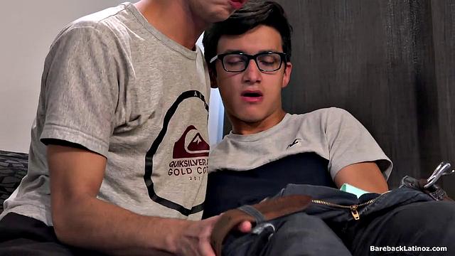 Винсент раздвигает Фабрису жопу по полной программе, мужики любят по-гейски жёстко долбиться.