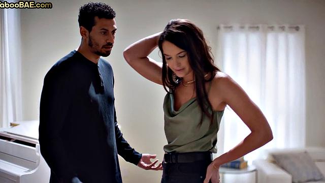 сочная попка сходит с ума по большому черному члену