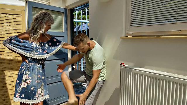 опытная блондинка с тату берет все под контроль